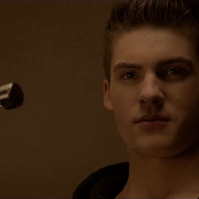Theo (Cody Christian) dá uma bronca em seus falsos pais e martela a mão de um deles por errar uma assinatura em &quot;Teen Wolf&quot;! WTF?!