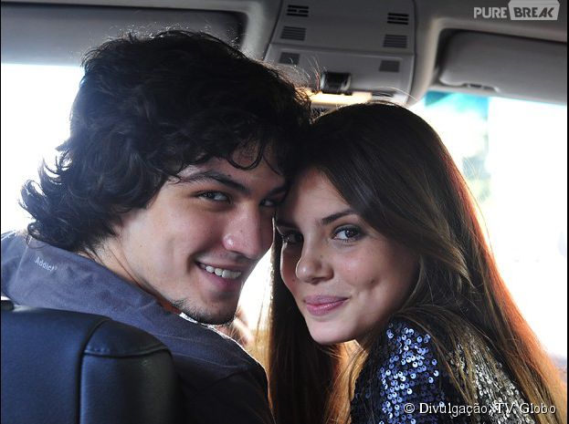 Angel (Camila Queiroz) e Guilherme (Gabriel Leone) saem juntos em "Verdades Secretas"