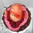  O bolo com o rosto de beb&ecirc; est&aacute; bonitinho, mas a obra completa n&atilde;o ficou legal 