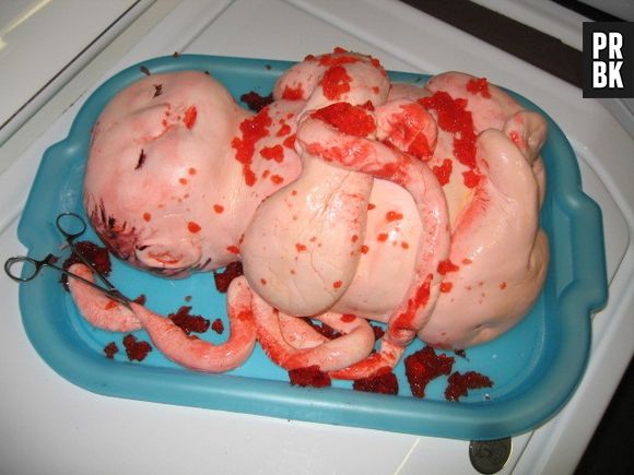 Era pra ser um bolo em formato de bebê ou alien?