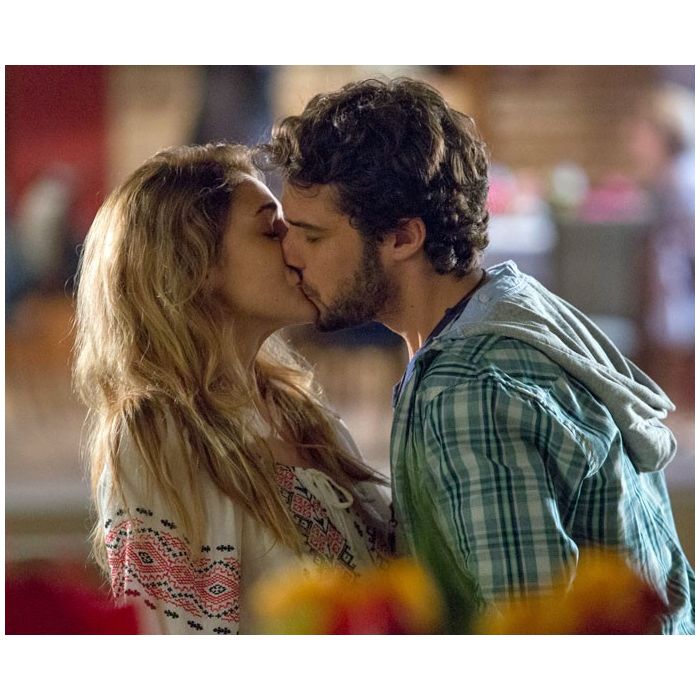  Júlia (Isabelle Drummond) ficou confusa depois que Pedro (Jayme Matarazzo) se declarou e a beijou em &quot;Sete Vidas&quot; 