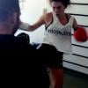 Fernanda Paes Leme mantém a boa forma através do treino pesado de muay thai