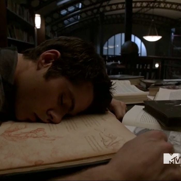 Em &quot;Teen Wolf&quot;, Stiles (Dylan O&#039;Brien) acabou dormindo enquanto estudava seres sobrenaturais