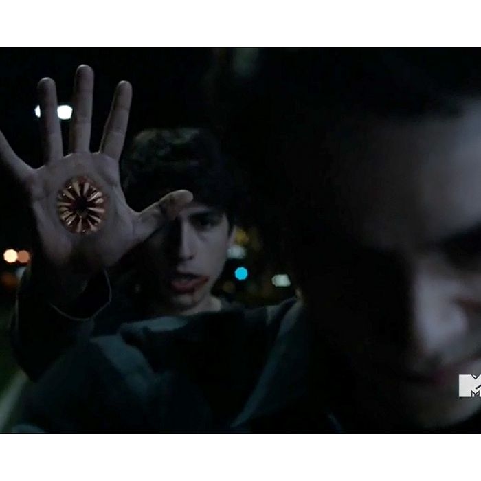 Donovan (Ashton Moio) surpreendeu Stiles (Dylan O&#039;Brien) para causar sofrimento ao Xerife Stilinski (Linden Ashby) em &quot;Teen Wolf&quot;
