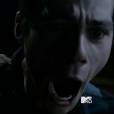 Em "Teen Wolf", Stiles (Dylan O'Brien) foi surpreendido e terminou em apuros!
