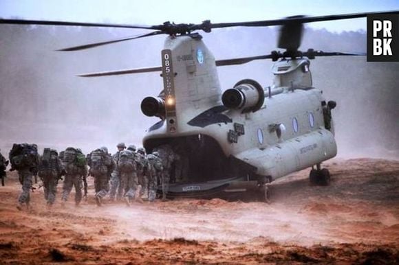 Parece que esse helicóptero está engolindo todos esse soldados