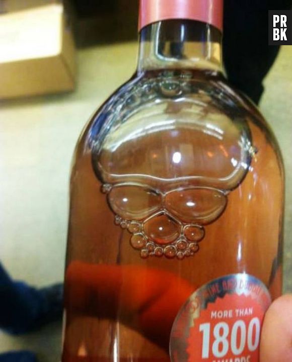 Caveira e bebida? Esse não é um bom sinal