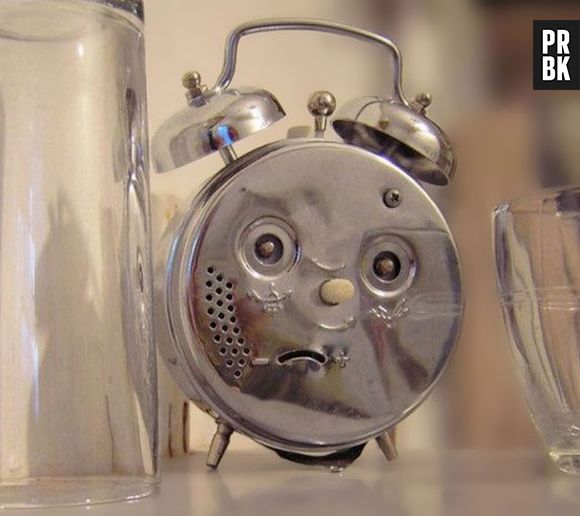 Esse despertador não parece muito contente por ter que levantar cedo