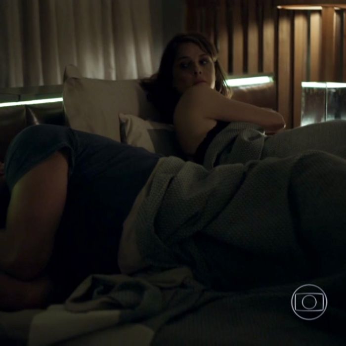 Em &quot;Verdades Secretas&quot;, Carolina (Drica Moraes) começa a desconfiar de Angel (Camila Queiroz) e Alex (Rodrigo Lombardi)