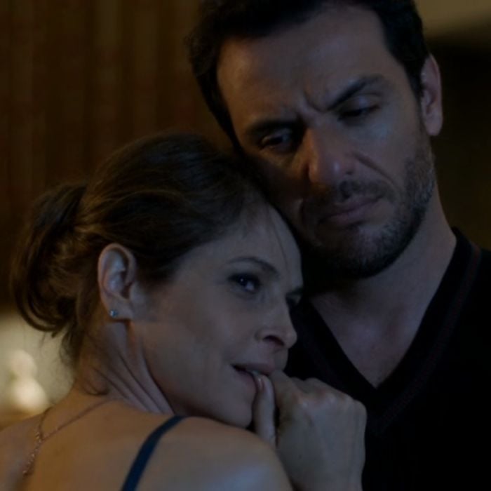 Alex (Rodrigo Lombardi) mente para Carolina (Drica Moraes) sobre a presença dele no quarto de Angel (Camila Queiroz) em &quot;Verdades Secretas&quot;