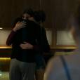 Carolina (Drica Moraes) vai flagrar Angel (Camila Queiroz) e Alex (Rodrigo Lombardi) conversando no quarto da menina em "Verdades Secretas"