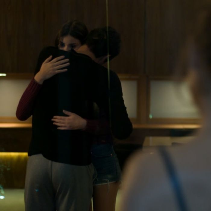 Carolina (Drica Moraes) vai flagrar Angel (Camila Queiroz) e Alex (Rodrigo Lombardi) conversando no quarto da menina em &quot;Verdades Secretas&quot;