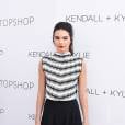  O guarda-roupa de Kendall Jenner &eacute; repleto de pe&ccedil;as em preto e branco 