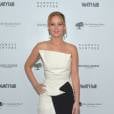  Jennifer Lawrence &eacute; considera uma fashionista e costuma desfilar com looks preto e branco em eventos de gala 