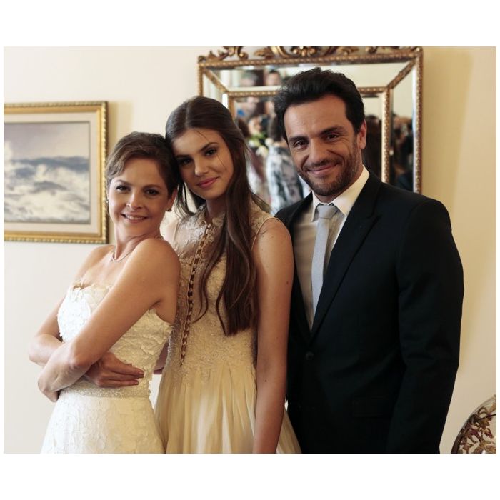 Em &quot;Verdades Secretas&quot;, Alex (Rodrigo Lombardi) se casou com Carolina (Drica Moraes) e Guilherme (Gabriel Leone) critica o casamento