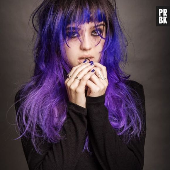 Bella Piero, de "Verdades Secretas", causa com seus cabelos coloridos