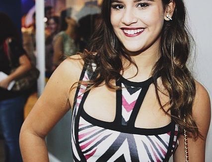 Giulia Costa, de "Malhação", comenta coincidência com nome de Lívia, sua personagem: "É um amuleto"