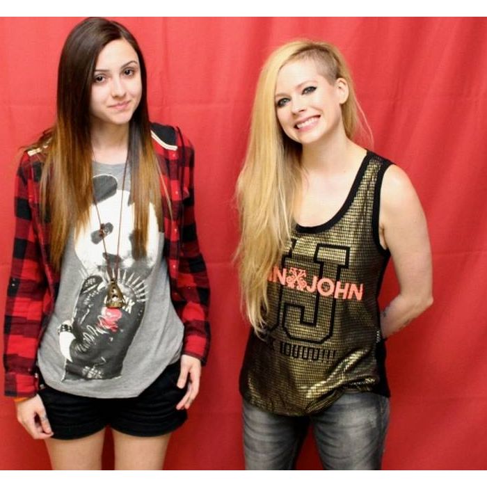  Já Avril Lavigne foi mais bondosa e cobrou R$ 800 no Meet &amp;amp; Greet, só que nem encostou em seus fãs! #fail 
