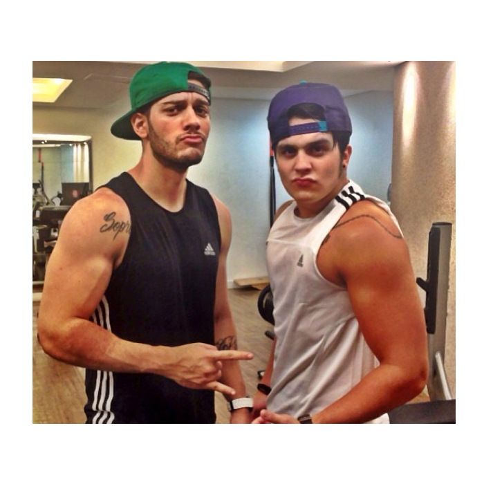  Luan Santana e Lucas Lucco posam musculosos na academia! 