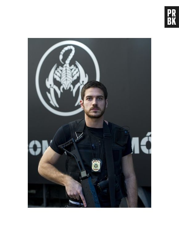 Marco Pigossi promete mexer com as fantasias do público na pele do policial Dante, de "A Regra do Jogo"