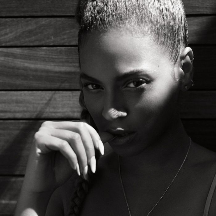 Beyoncé mostra decote para as lentes da revista Flaunt
