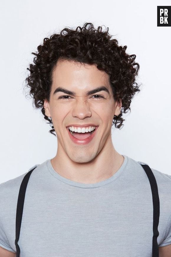 Sam Alves canta "Halo", da Beyoncé e comemora 1 milhão de views no clipe "Nossa História"