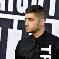 Zayn Malik, ex-One Direction, posa sem camisa com seu novo cachorrinho de estimação!