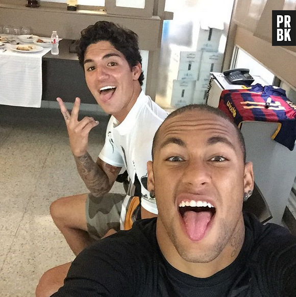 Neymar e Gabriel Medina tiram uma foto juntos e fãs ficam curiosos