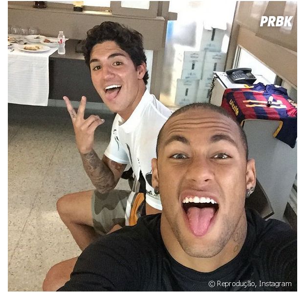 Neymar e Gabriel Medina tiram uma foto juntos e fãs ficam curiosos