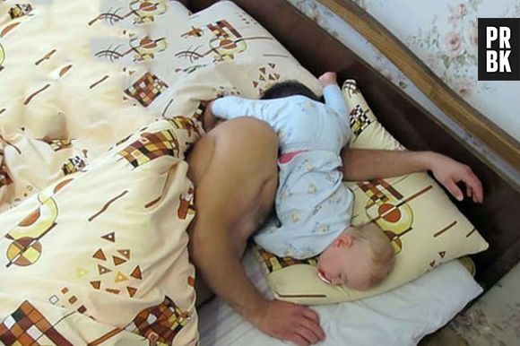 Esse aí fingiu que ia acordar mas desistiu no meio do caminho. Quem nunca?