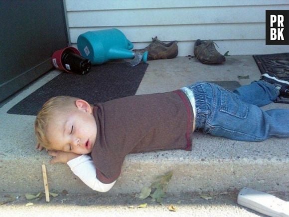 Esse aí foi ingênuo e acreditou que ia conseguir sair de casa. Não rolou, né?