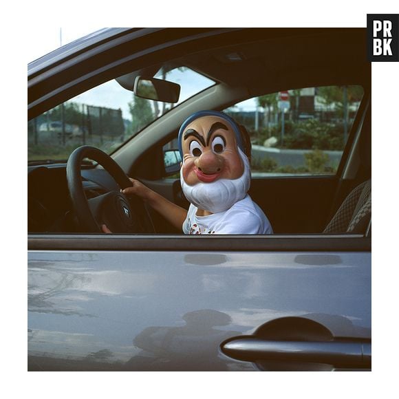 Anão dirigindo é mais incomum do que enterro dos pequenos