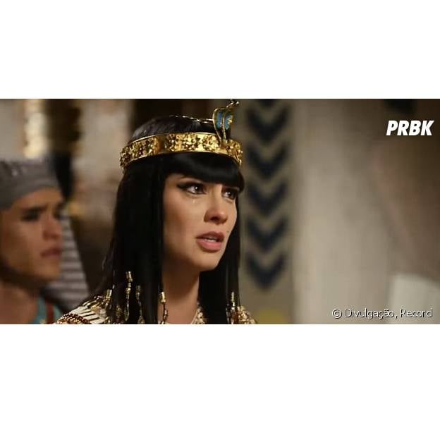 Em "Os Dez Mandamentos", Nefertari (Camila Rodrigues) apanha de Ramsés (Sérgio Marone)!