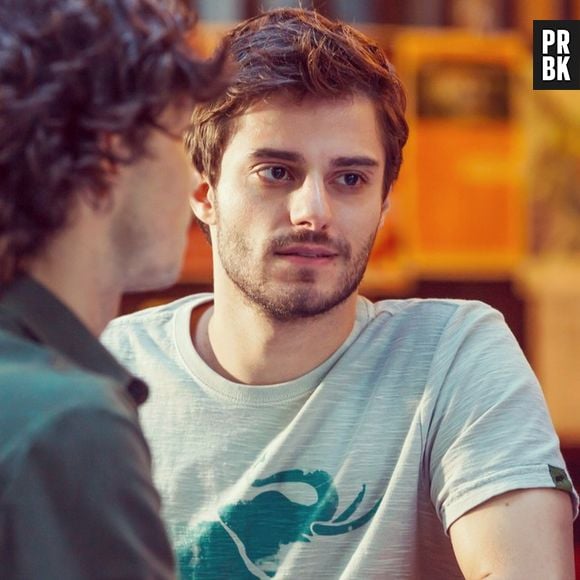 Hugo Bonemer (Lucas) faz casal com Sophia Abrahão (Tina) em "Confissões de Adolescente"