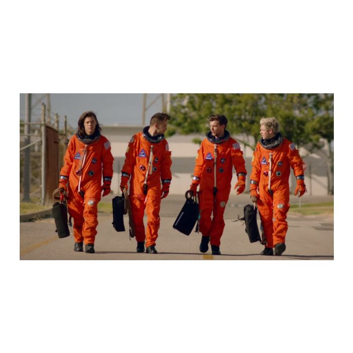 One Direction fez sucesso com o 1º single do CD &quot; Made In The A.M.&quot;,  &quot;Drag Me Down&quot;
