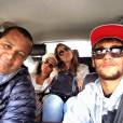No mesmo dia em que malhou, Neymar levou a irmã, Rafaella Santos, e o pai, Neymar, para almoçar fora, em Barcelona, na Espanha, onde mora