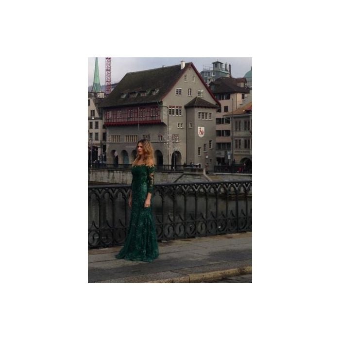 Fernanda Lima usa vestido verde bordado com swarovski do estilista Samuel Cirnansck, no valor de R$16 mil para apresentar o prêmio Bola de Ouro da Fifa