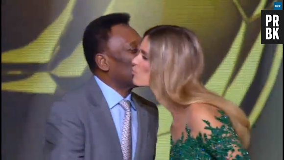 Ao lado de Pelé, Fernanda Lima em Zurique na Suiça durante homenagem a jogadores brasileiros