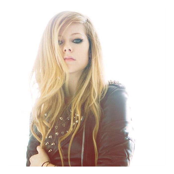  Avril Lavigne também é outra que dizem que morreu e foi substituída 