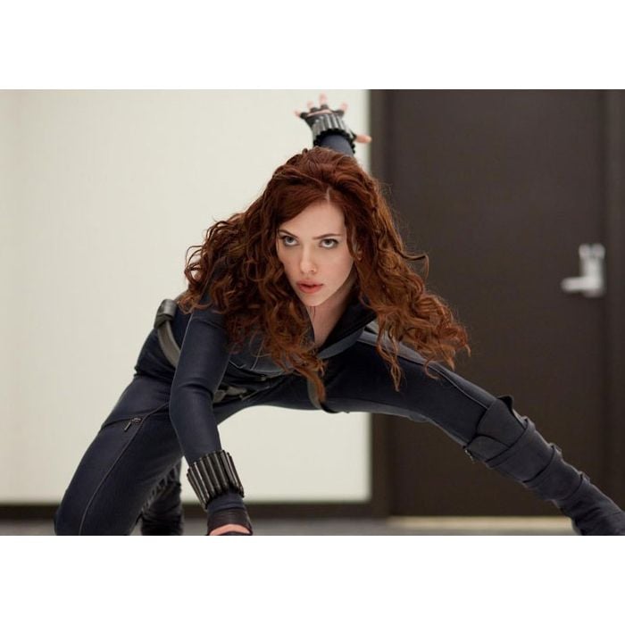 Em sua primeira aparição, em &quot;Homem de Ferro 2&quot; (2010), a Viúva Negra (Scarlett Johansson) também tava com o cabelo mais comprido