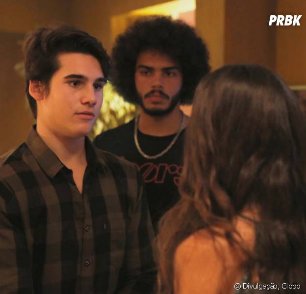 Em "Malhação": Rodrigo (Nicolas Prattes) e Pedro (Enzo Romani) brigam por causa de Luciana (Marina Moschen)