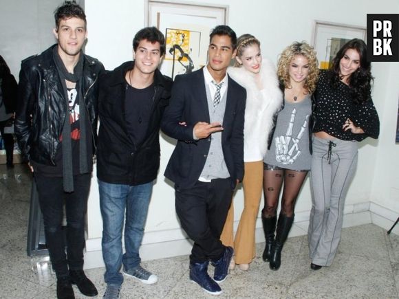 Difícil adivinhar que era a galera do Rebelde nessa foto, você conseguiu?