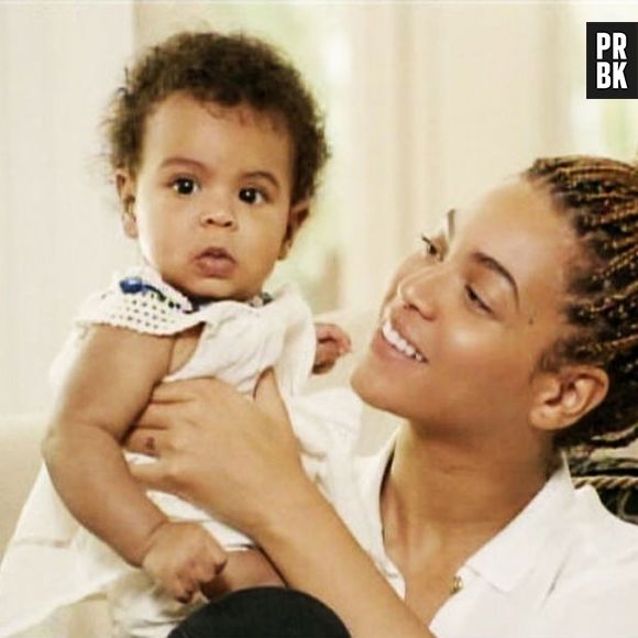 O cantor Jay-Z e Beyoncé tem uma filha chamada Blue Ivy Carter, nascida em janeiro de 2012