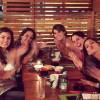 Isabella Santoni comemora o aniversário de Bruna Hamú com a galera da "Malhação"