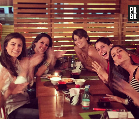 Isabella Santoni comemora o aniversário de Bruna Hamú com a galera da "Malhação"