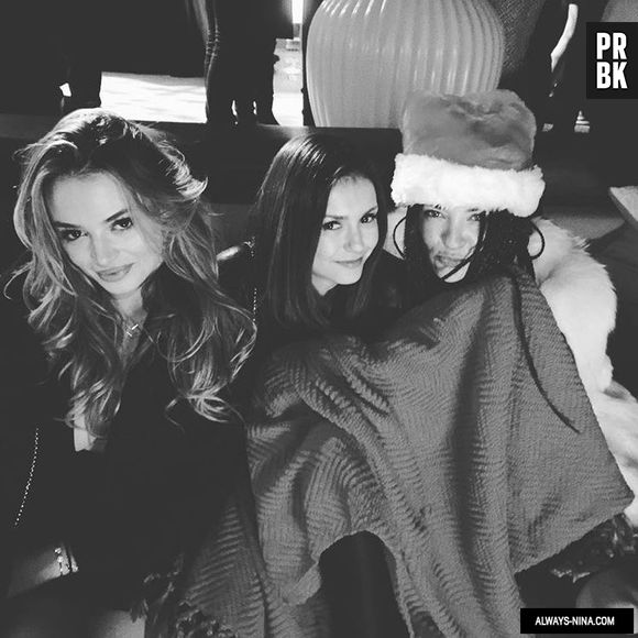 Nina Dobrev foi com amigas, família e namorado para uma pousada curtir o Natal
