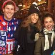 Nina Dobrev se une ao namorado Austin Stowell, família e amigos para curtir o clima do Natal