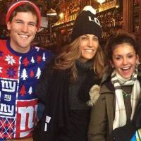 Nina Dobrev entra em clima de Natal com o namorado Austin Stowell, amigos e família! Veja fotos