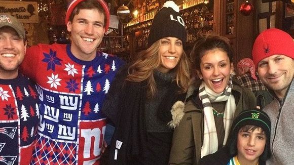 Nina Dobrev entra em clima de Natal com o namorado Austin Stowell, amigos e família! Veja fotos