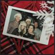 Nina Dobrev monta árvore de Natal com Austin Stowell, família e amigos